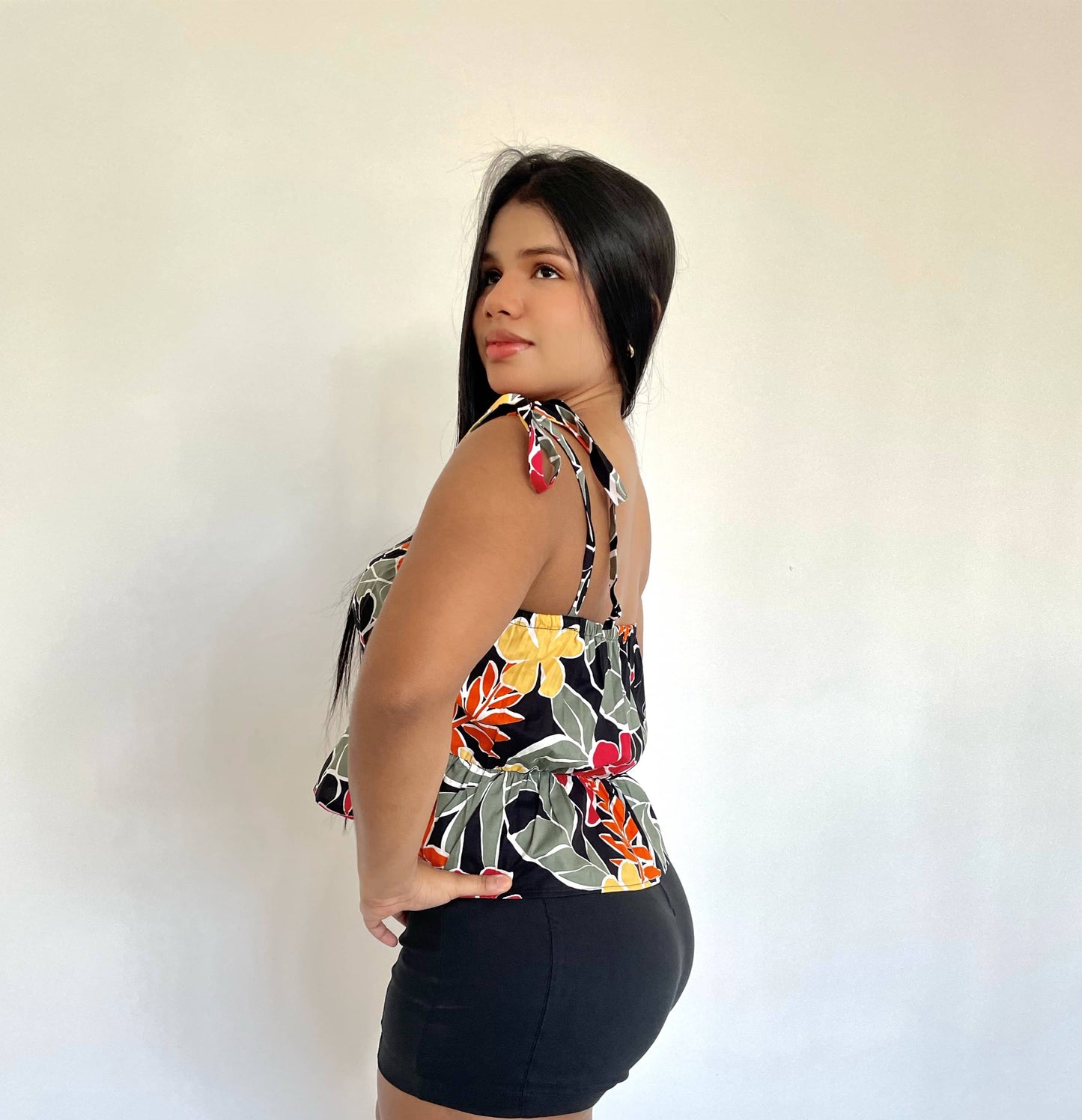 Blusa de flores fondo negro