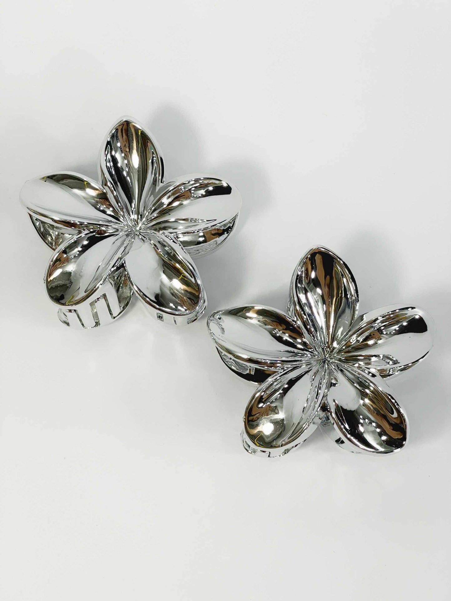 Pinza en forma de flor plateada