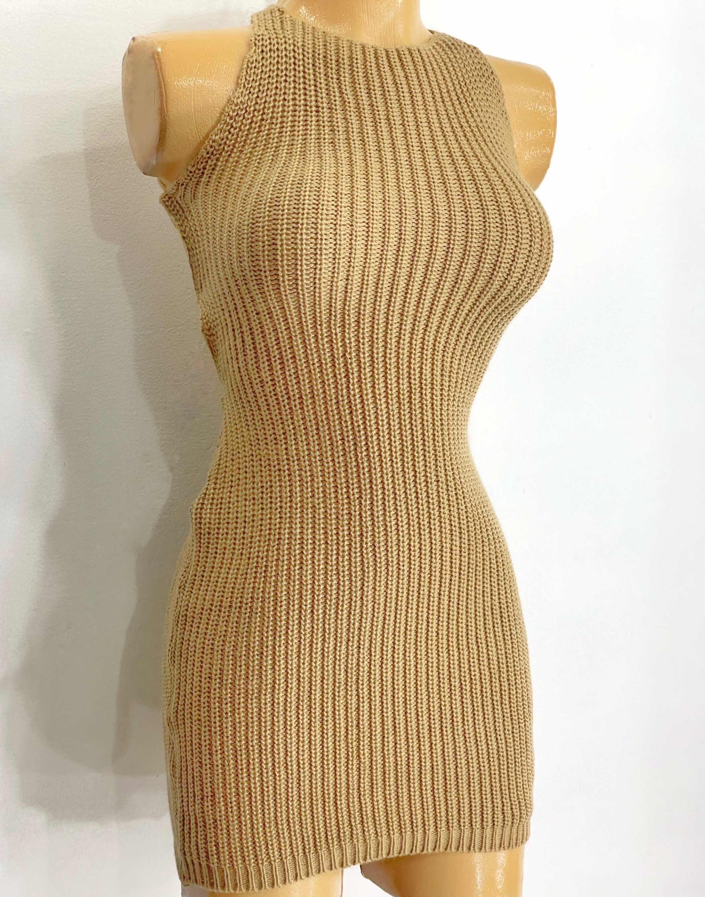 Vestido corto tejido nude
