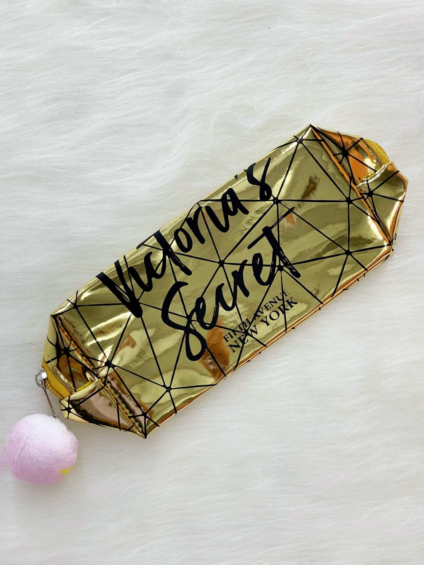 Cosmetiquera dorada con rayas