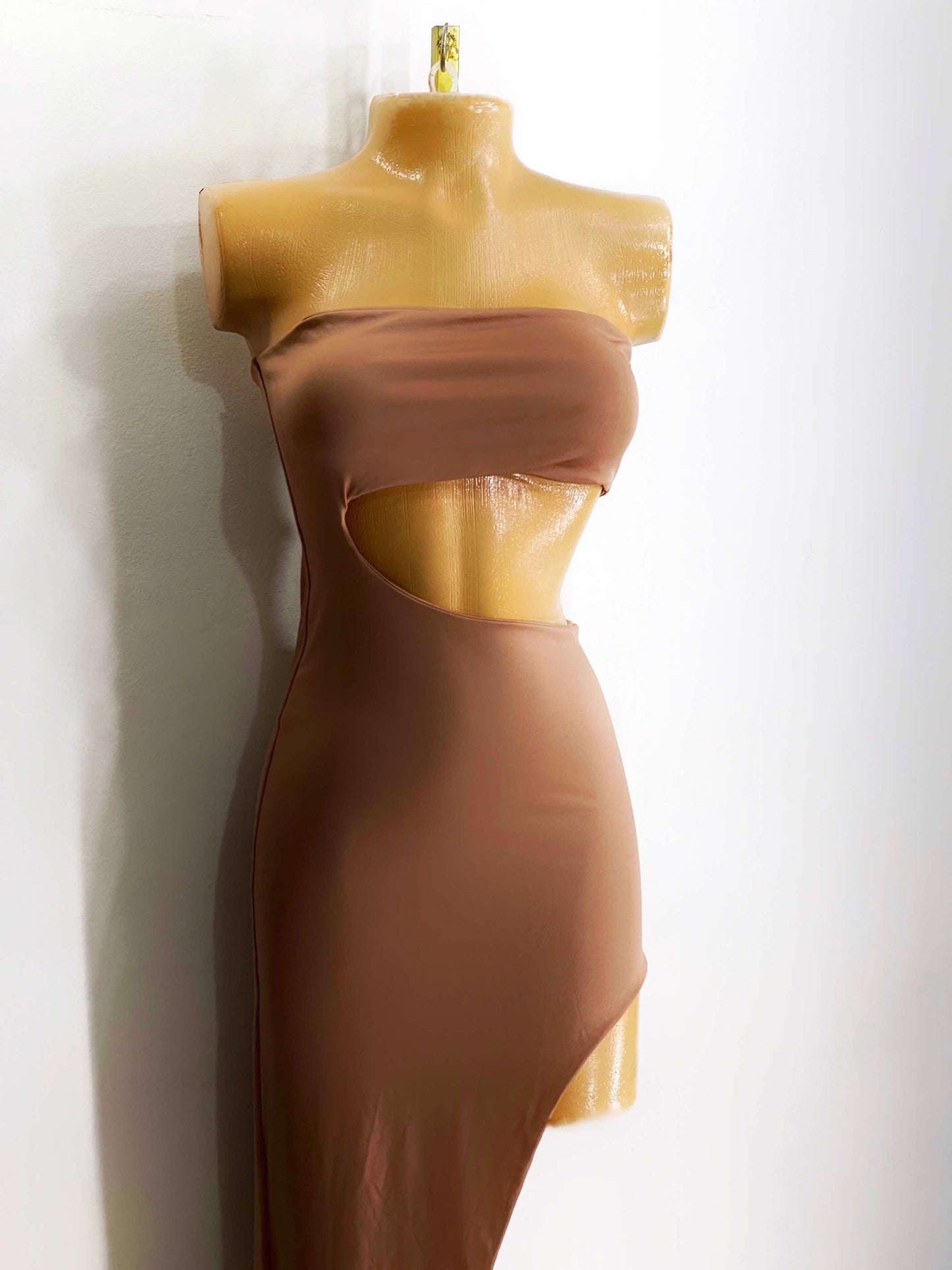 Vestido abertura lateral nude