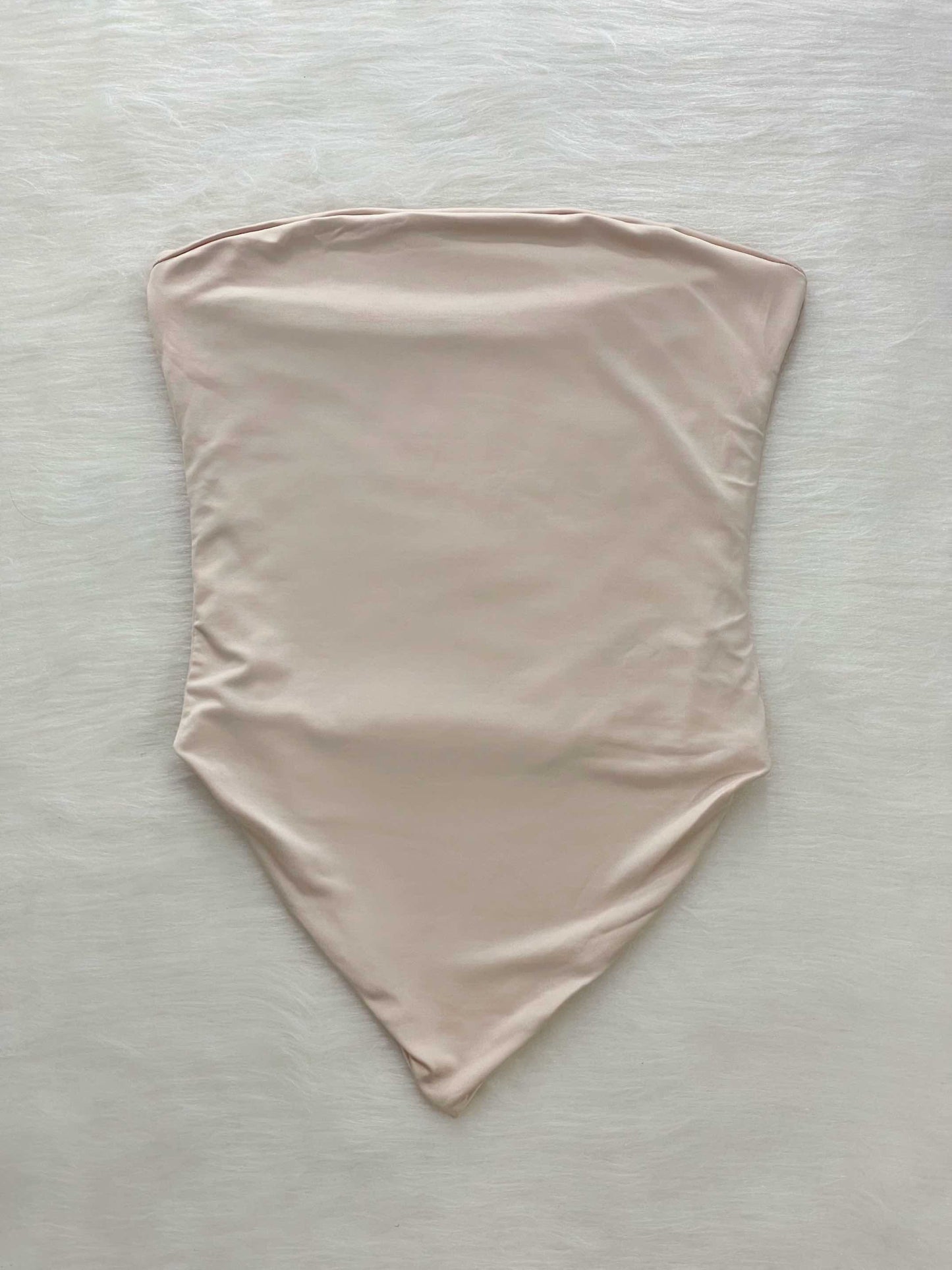 Blusa estilo strapless beige