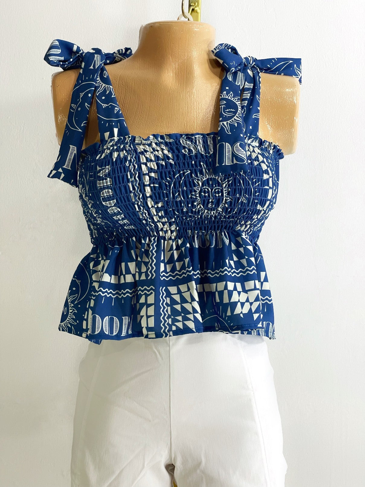 Blusa de boleros fondo azul