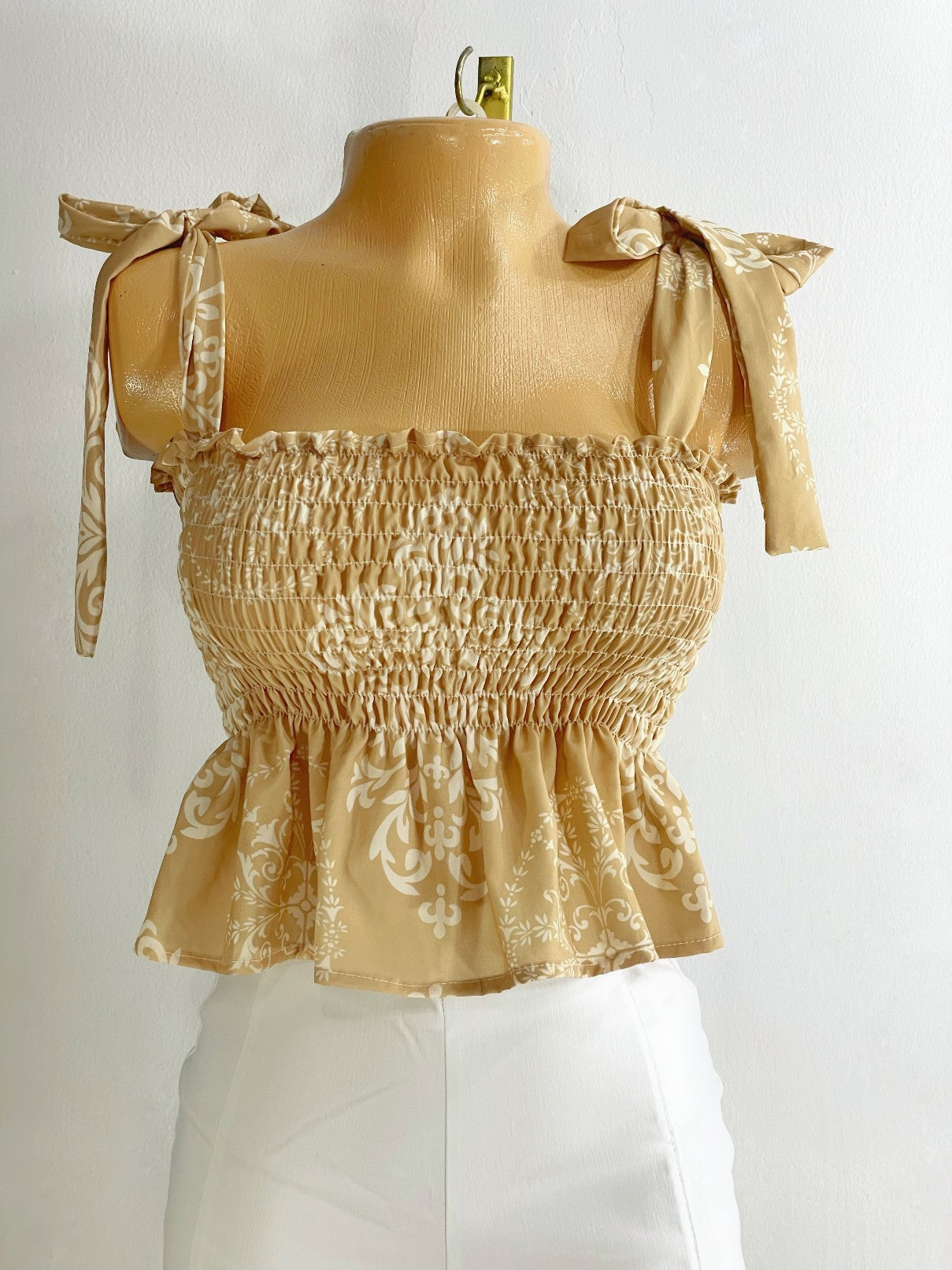 Blusa de boleros fondo beige