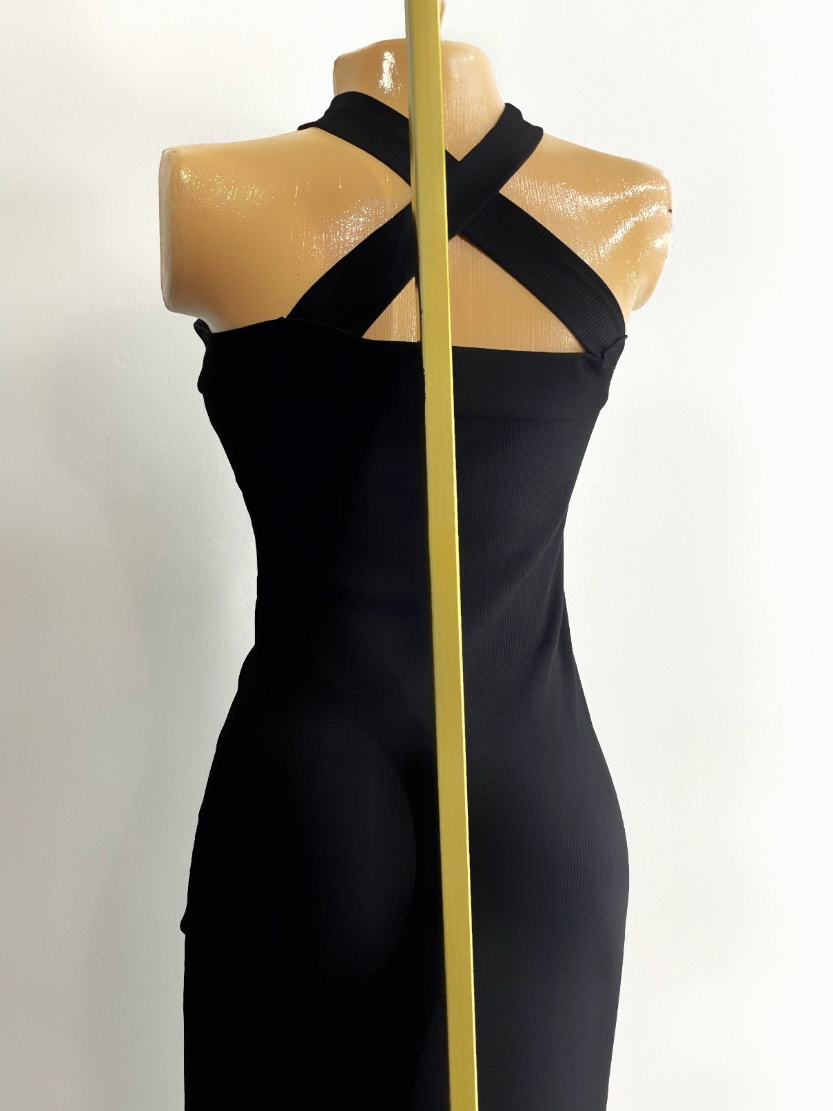 Vestido con abertura en el abdomen negro