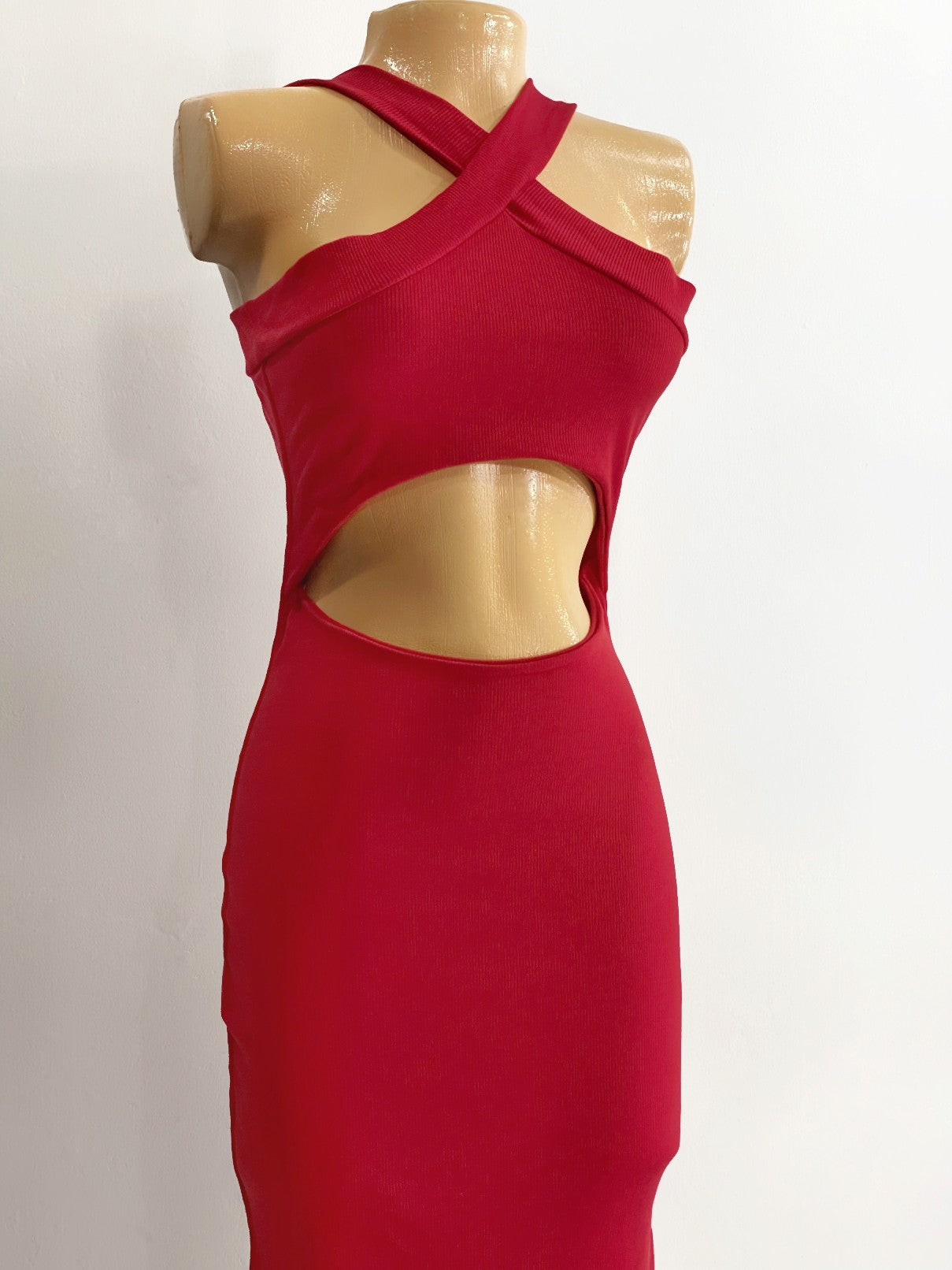 Vestido con abertura en el abdomen rojo