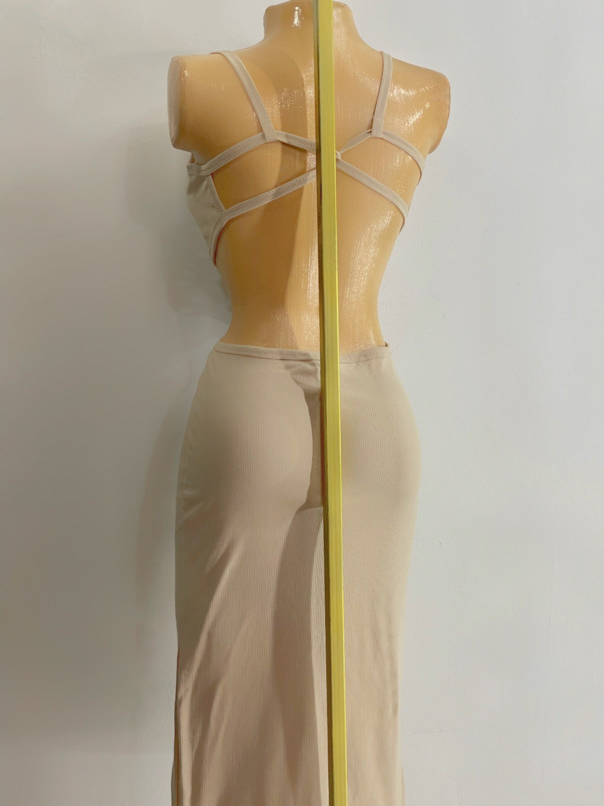 Vestido abertura espalda beige