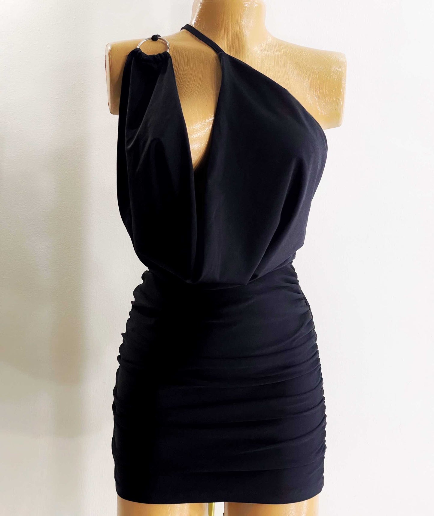 Vestido con escote negro