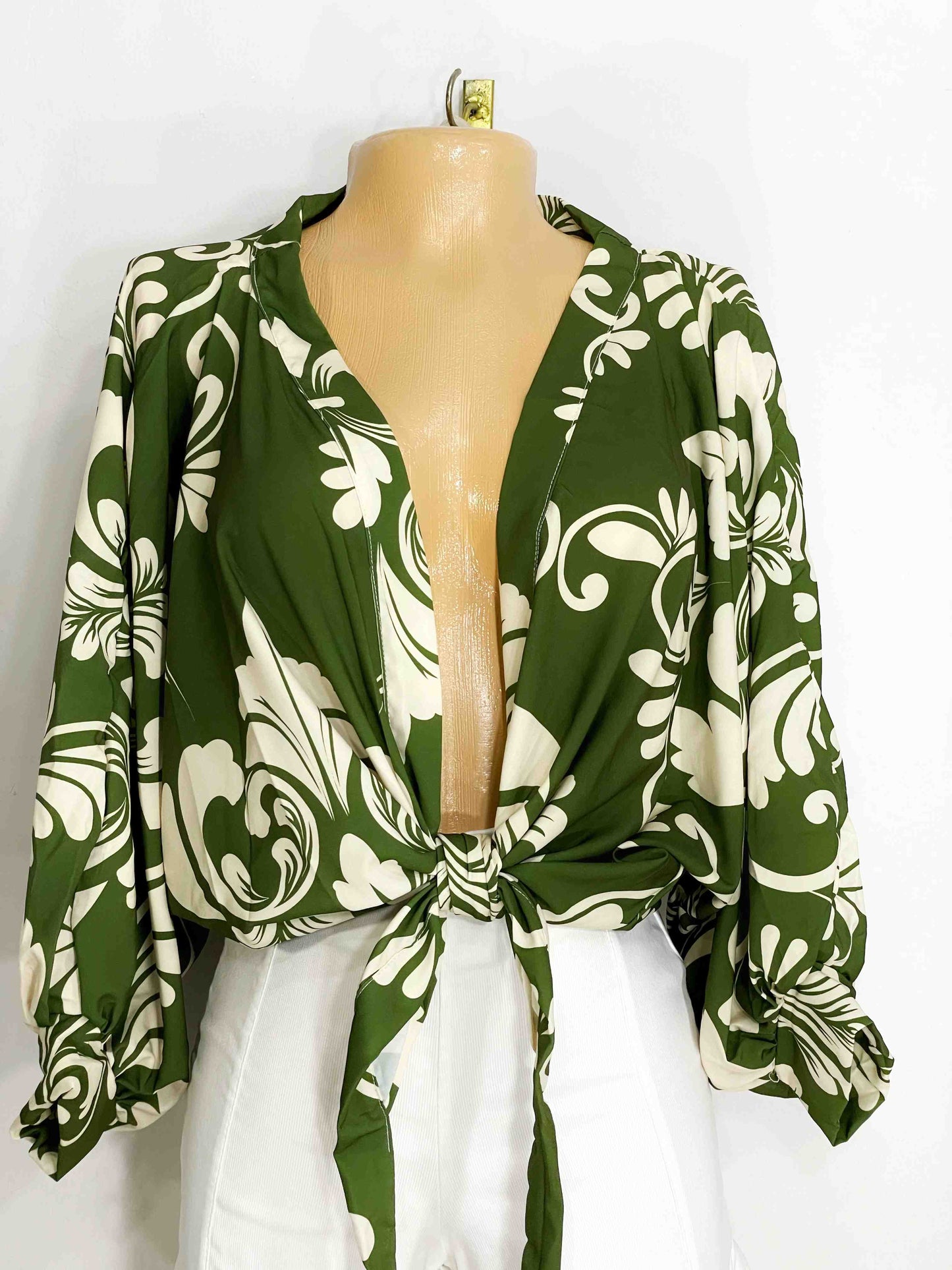 Blusa estampada fondo verde