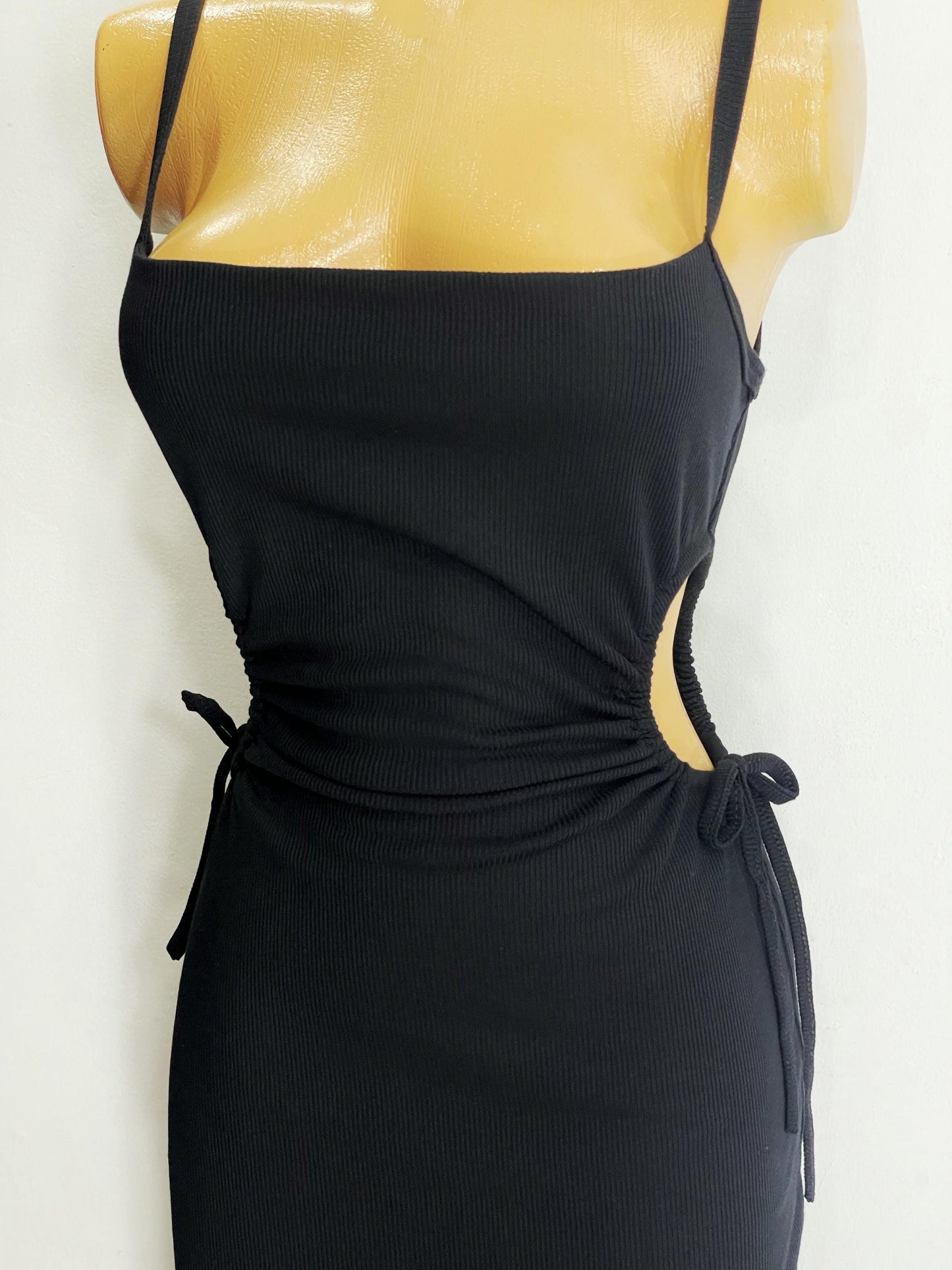 Vestido aberturas laterales beige negro