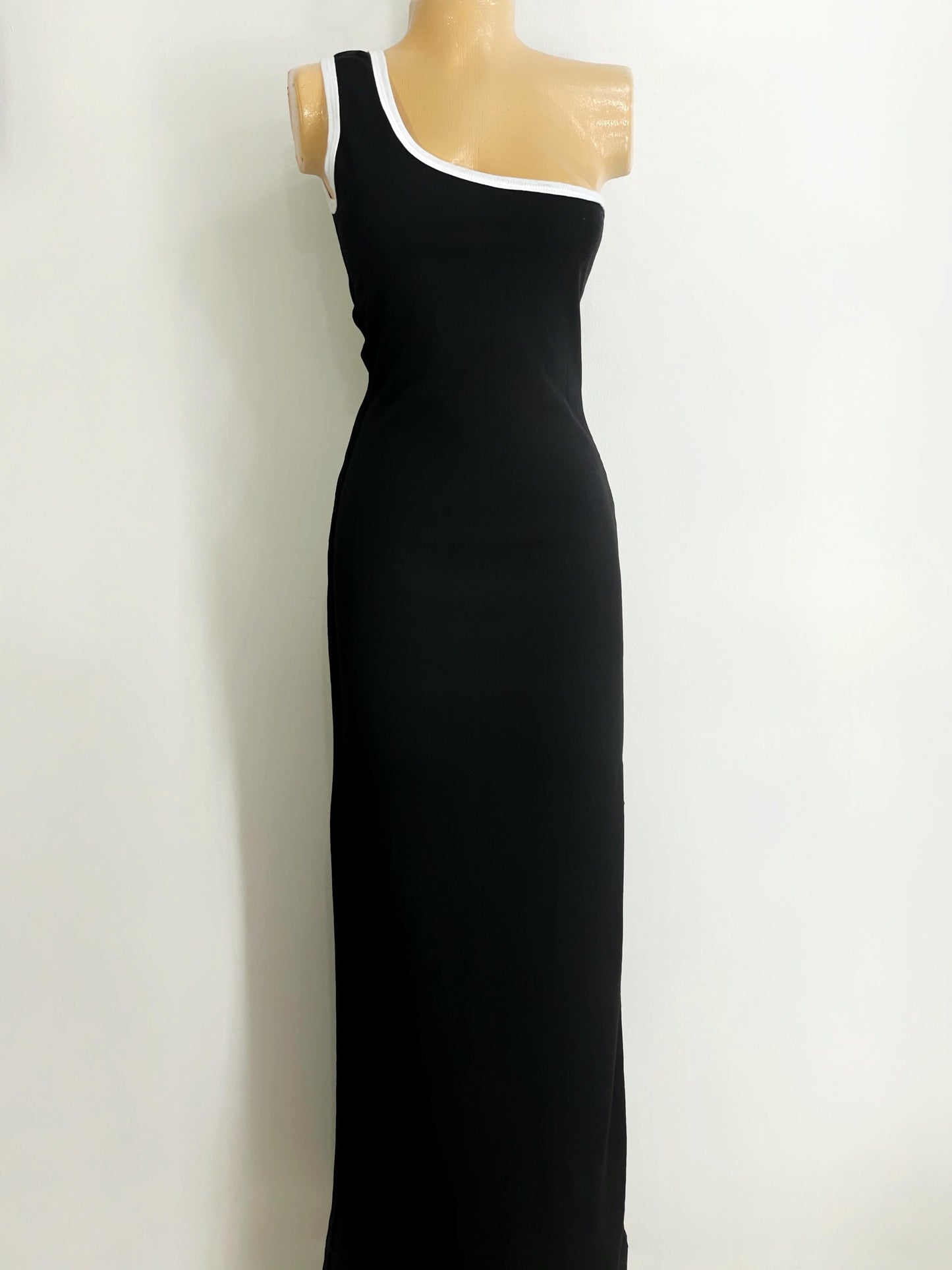 Vestido medio hombro negro-blanco