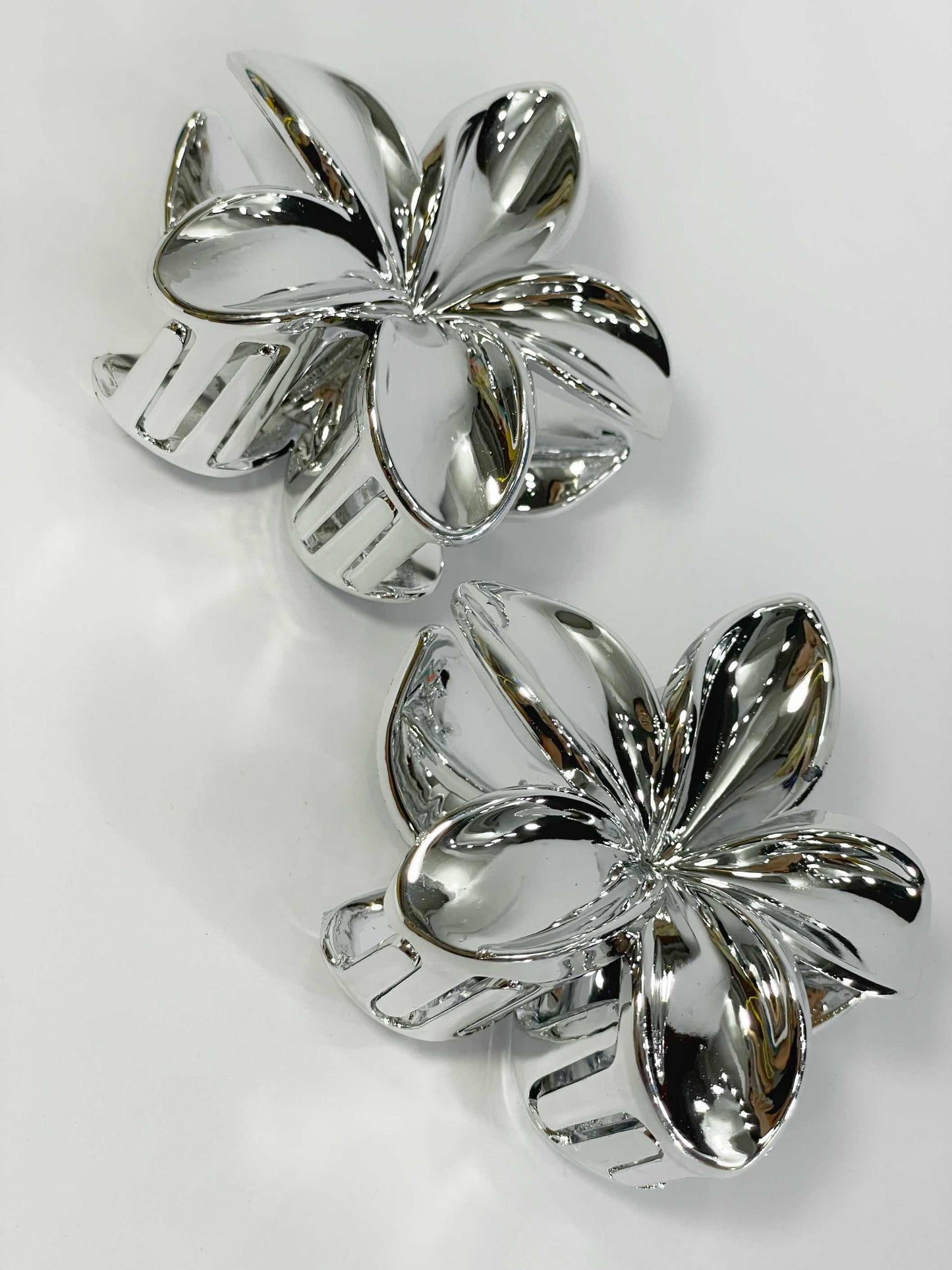 Pinza en forma de flor plateada