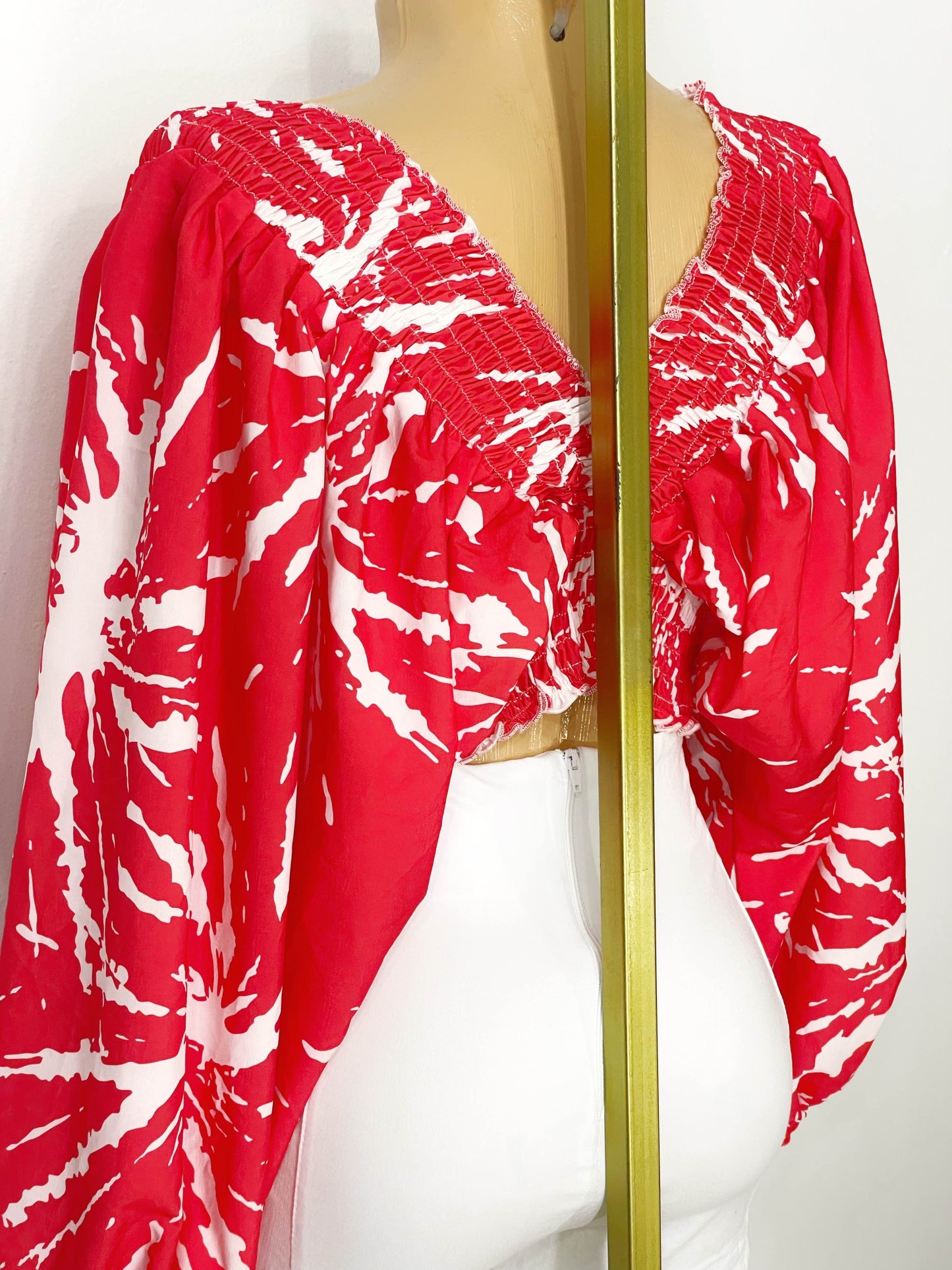 Blusa de mangas fondo rojo