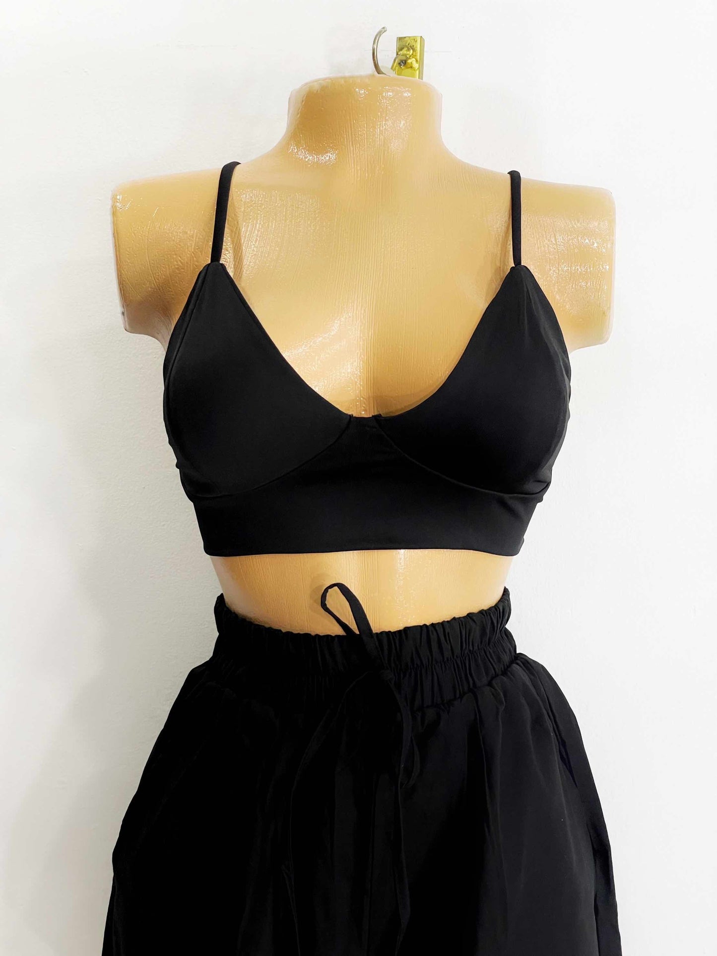 Croptop de copas negro