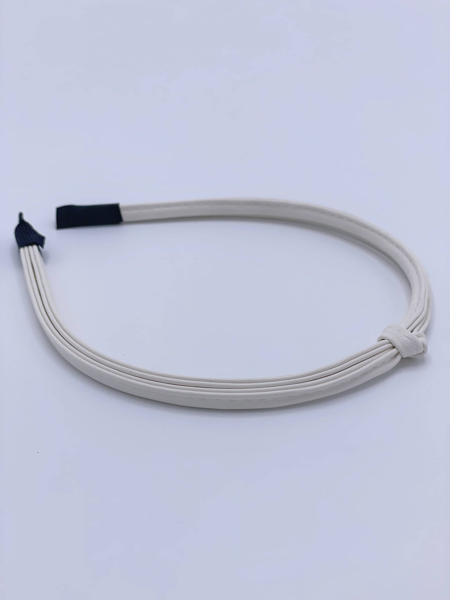 Diadema de material cuero sintético