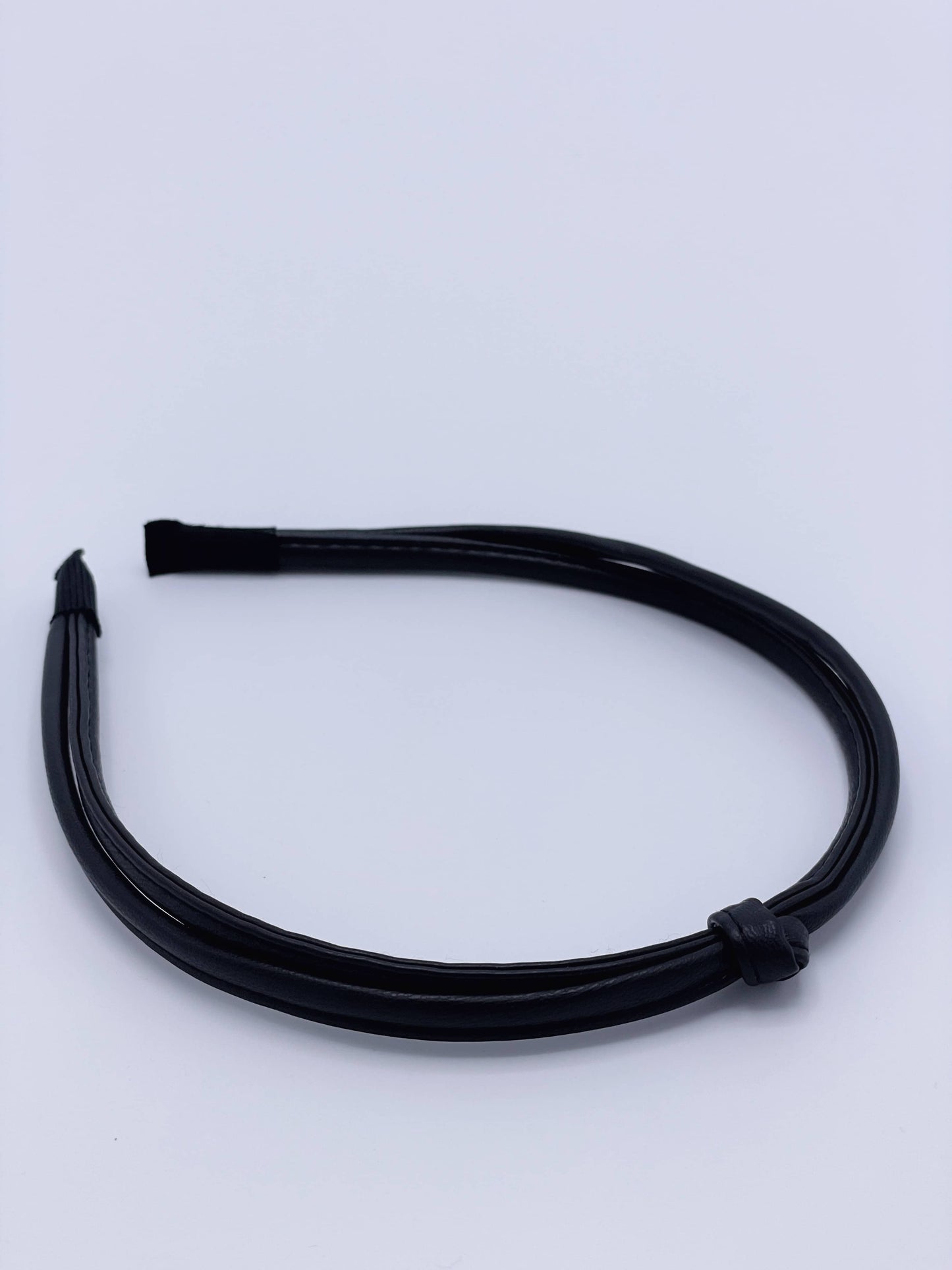 Diadema de material cuero sintético