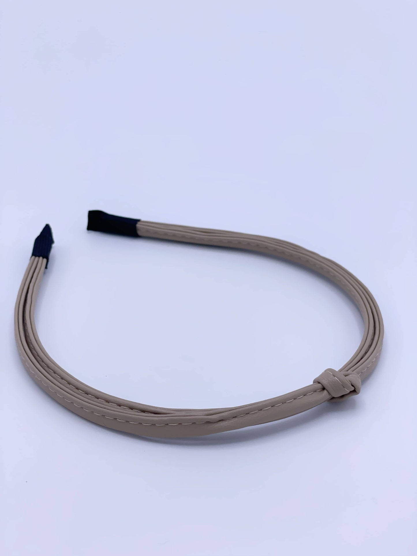 Diadema de material cuero sintético