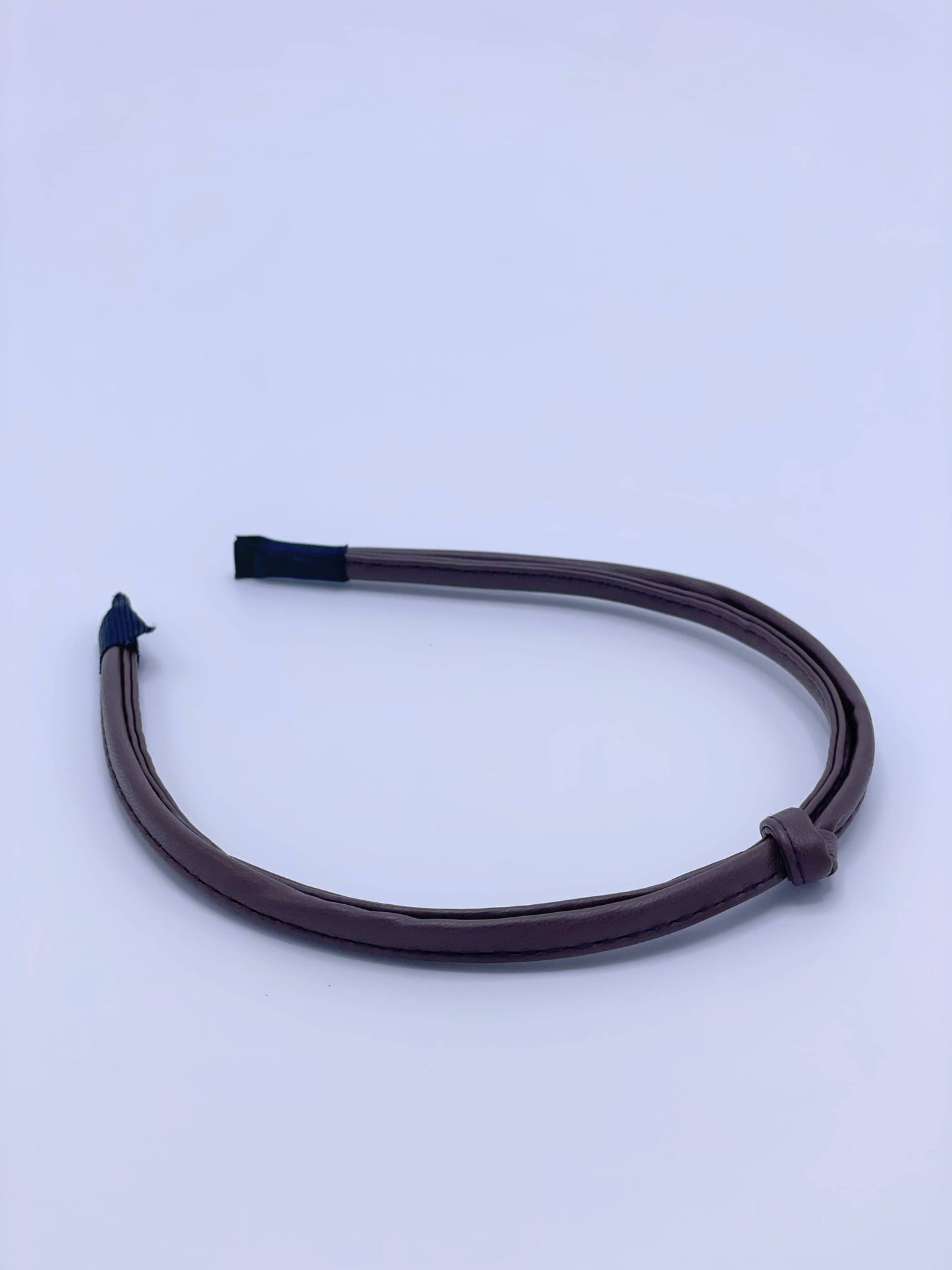 Diadema de material cuero sintético