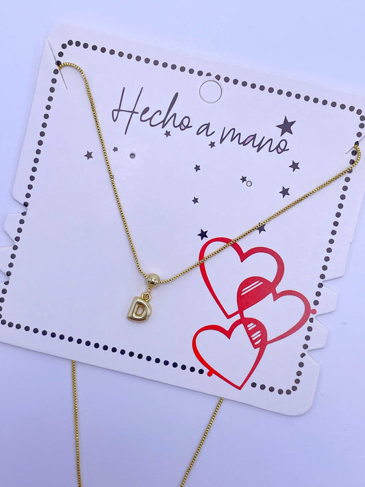 Cadena aguja con inicial