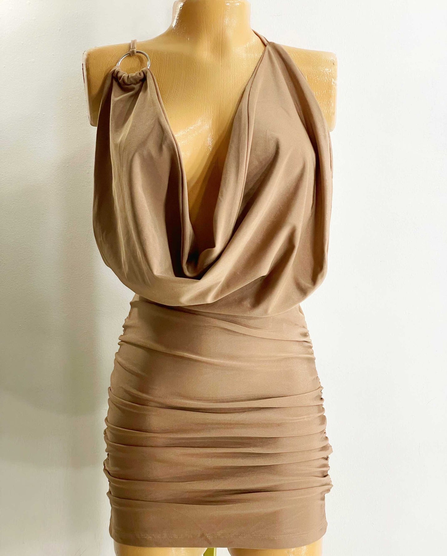 Vestido con escote nude