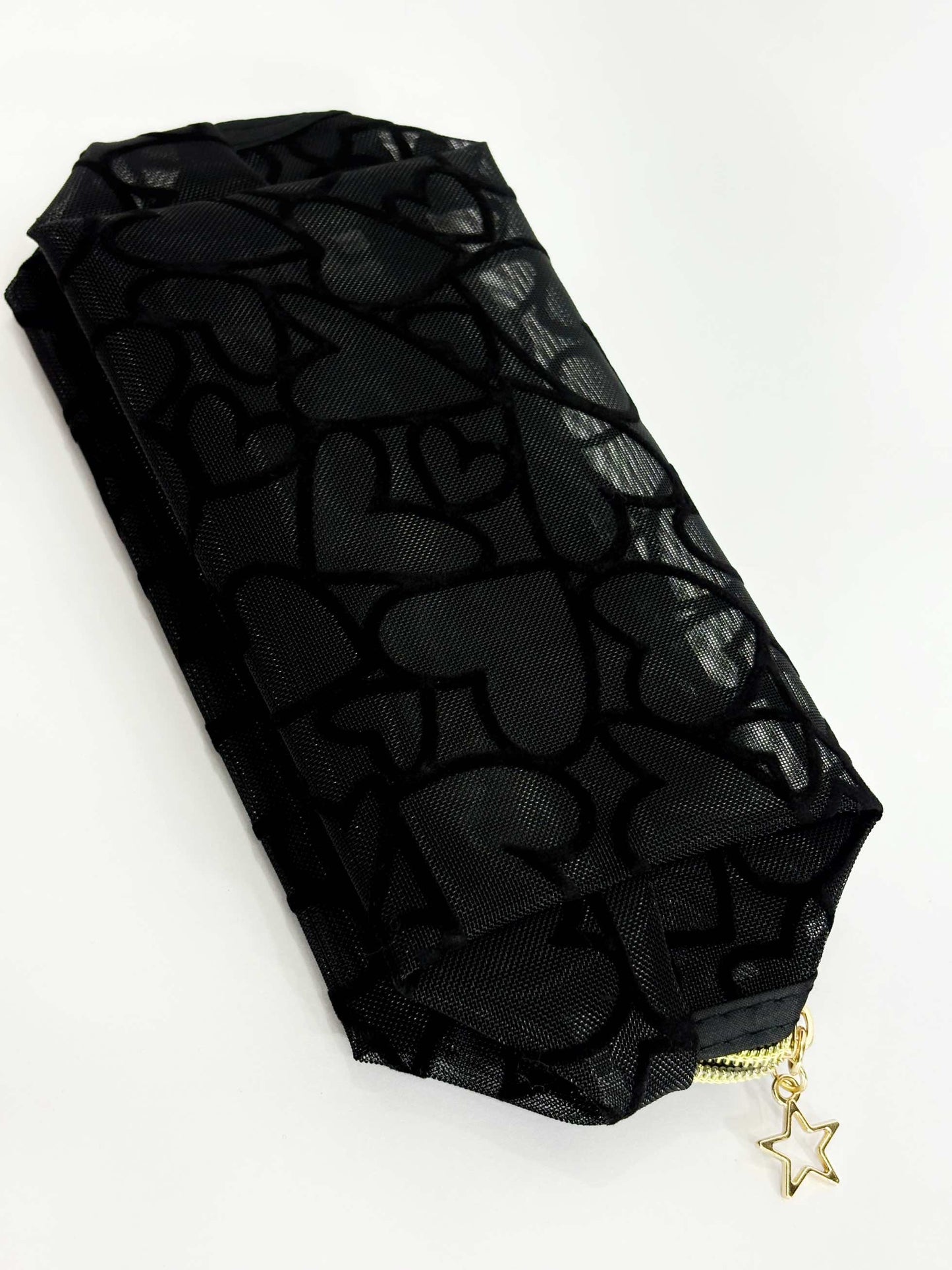 Cosmetiquera negra forma corazones