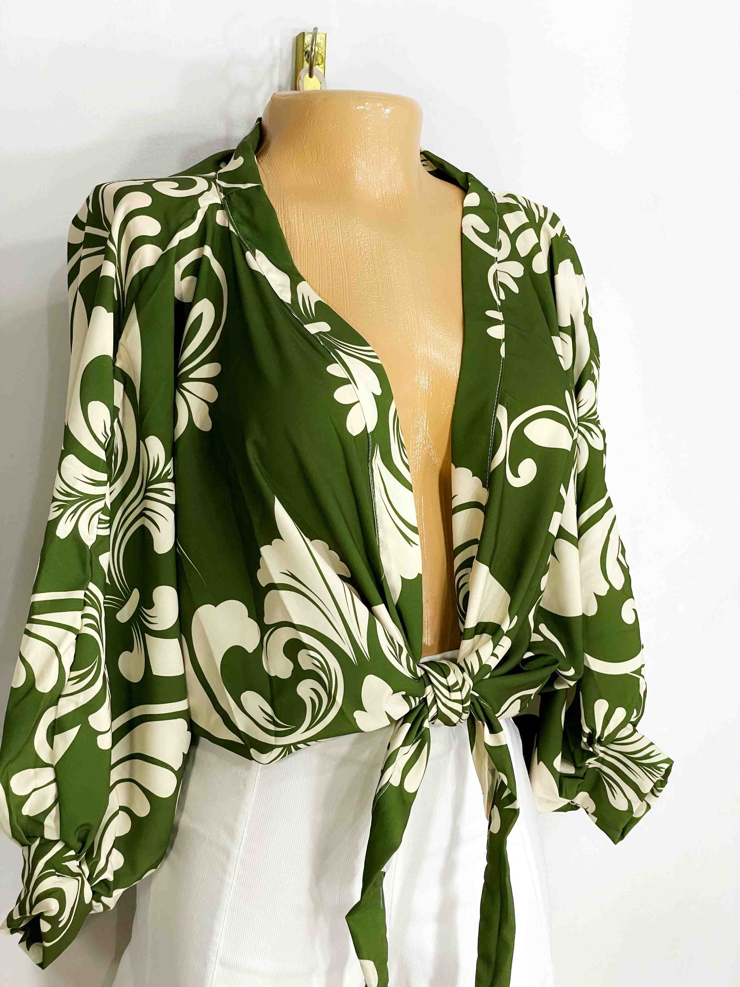 Blusa estampada fondo verde