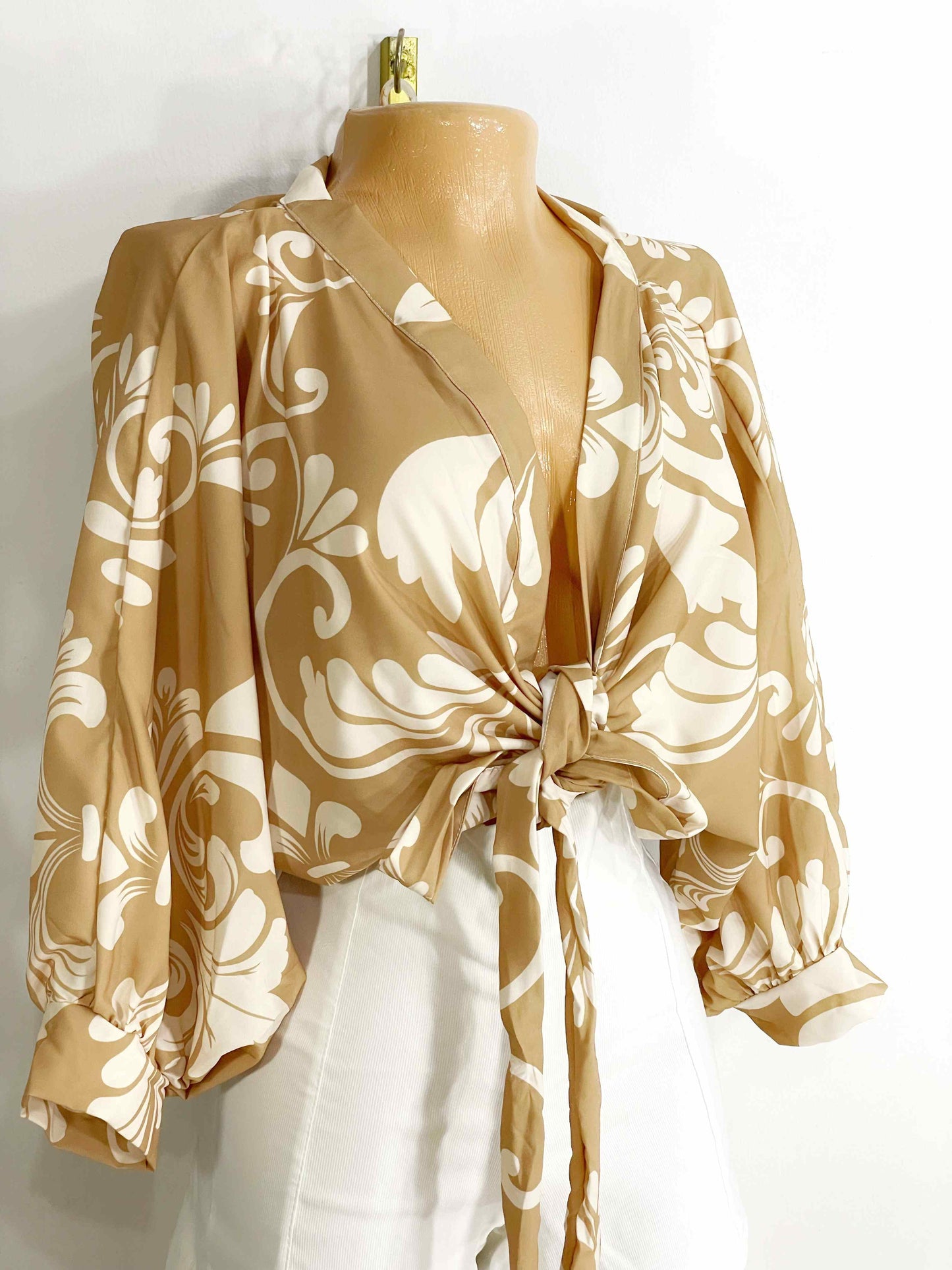 Blusa estampada fondo beige