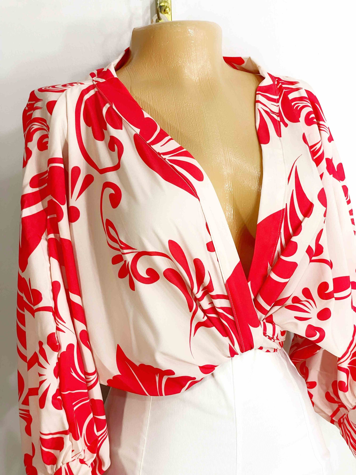 Blusa estampada fondo rojo