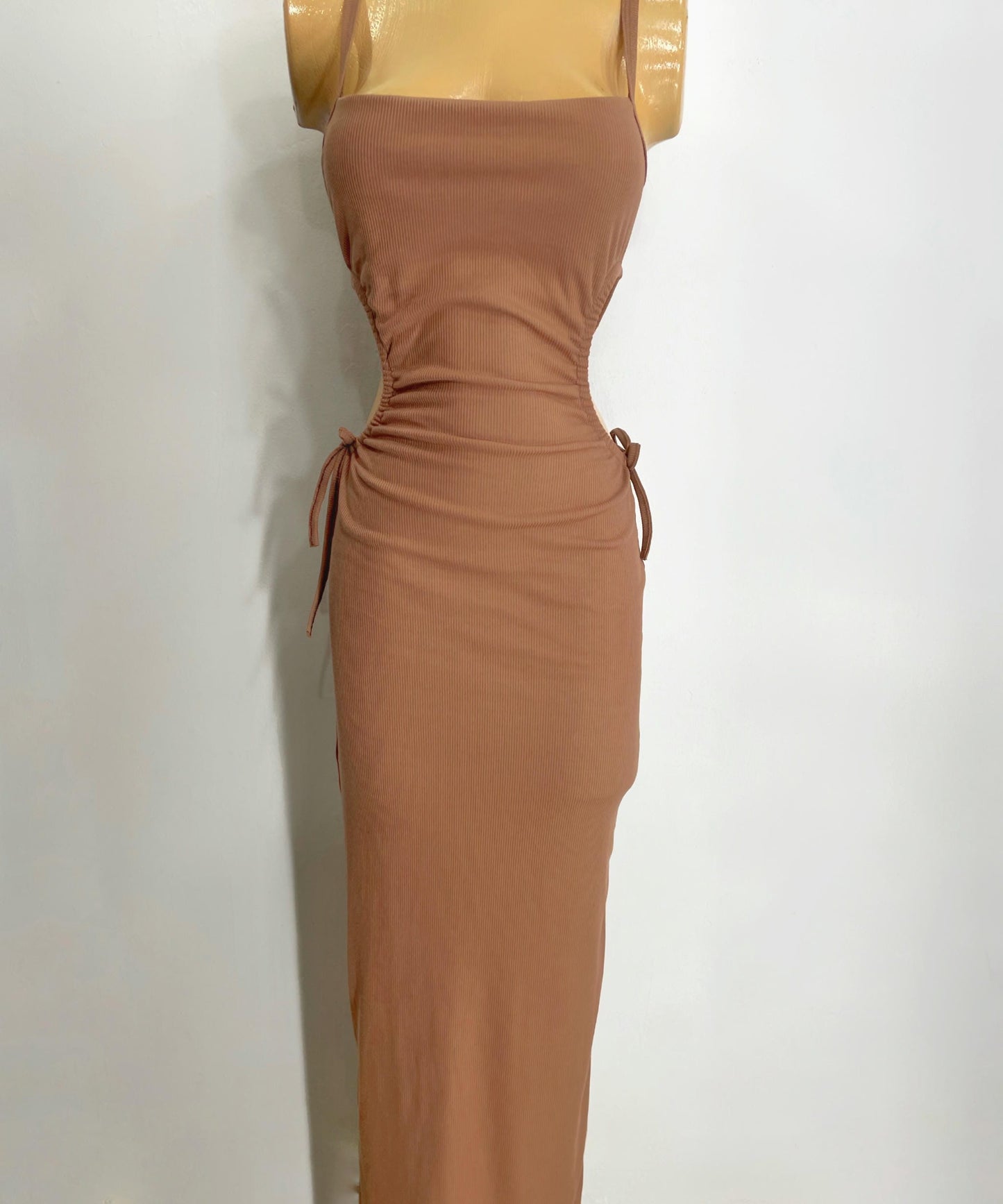 Vestido aberturas laterales nude