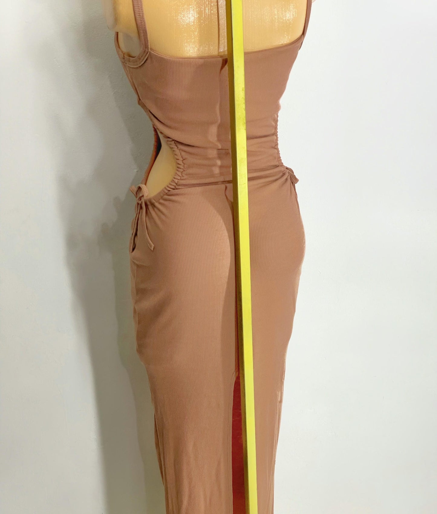 Vestido aberturas laterales nude