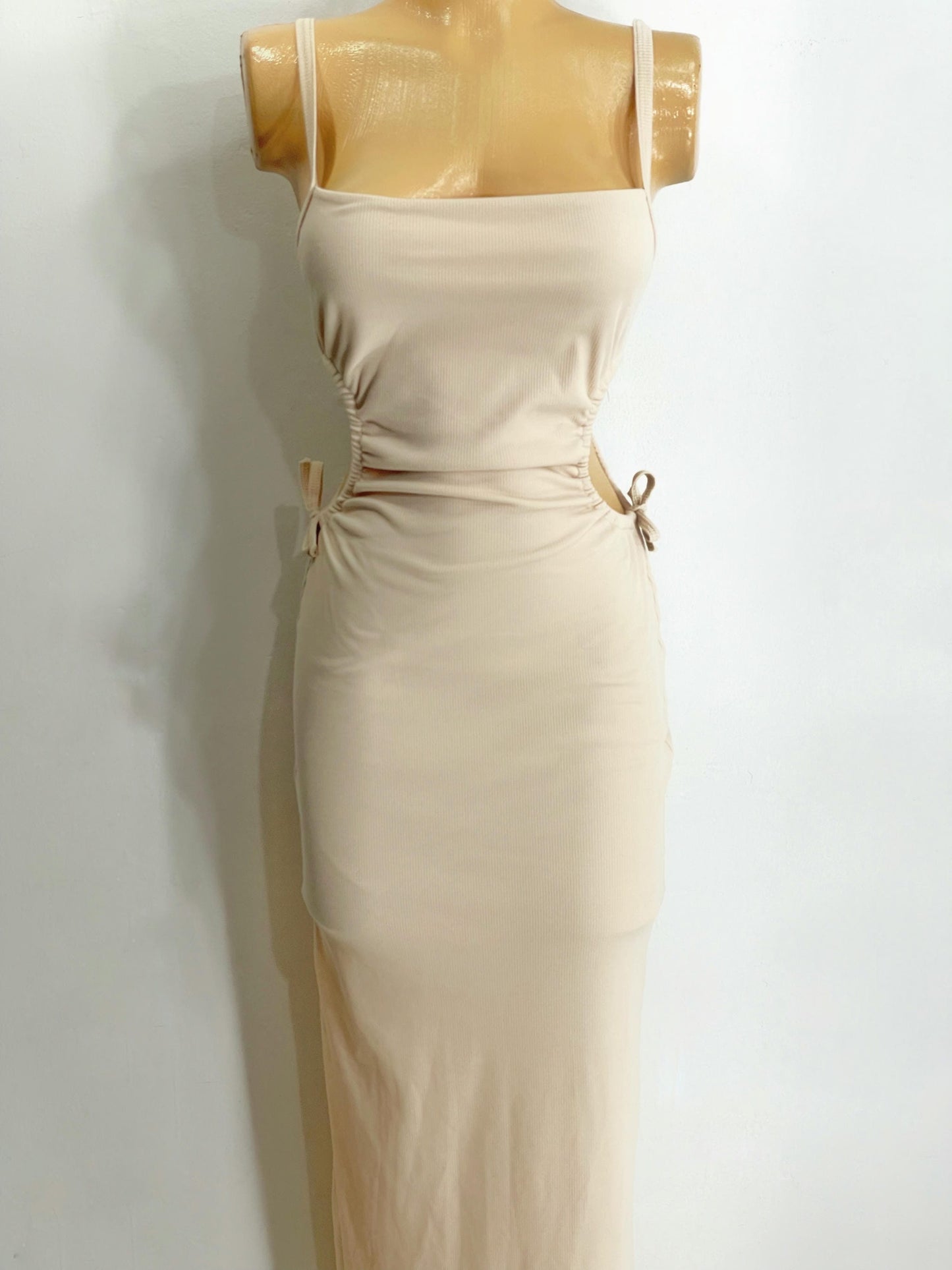 Vestido aberturas laterales beige