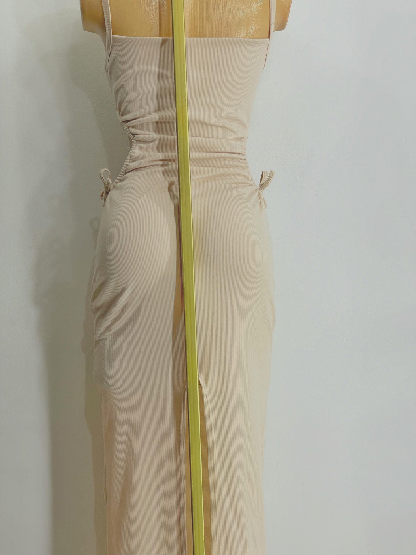 Vestido aberturas laterales beige