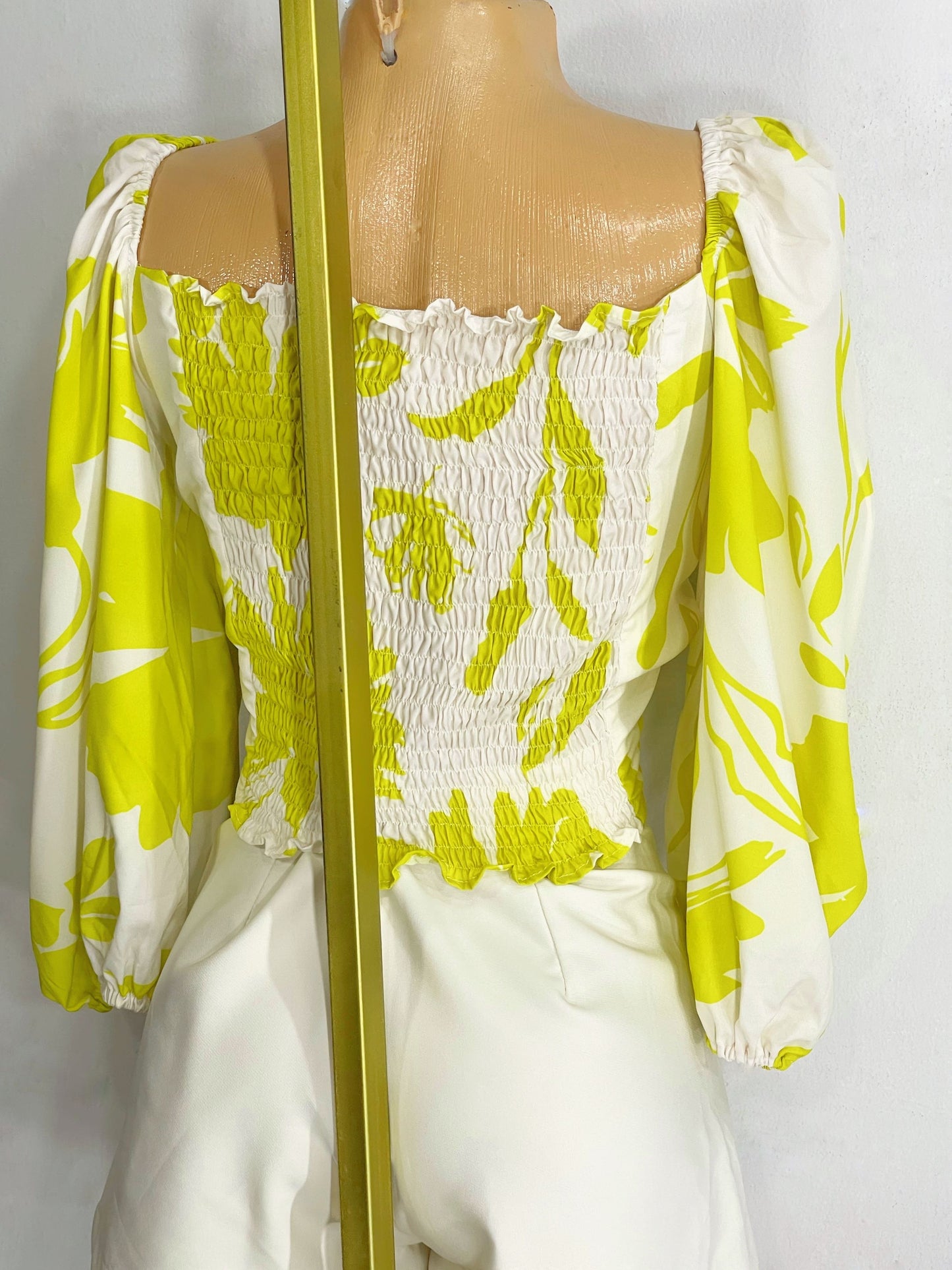 Blusa estampada fondo verde lima