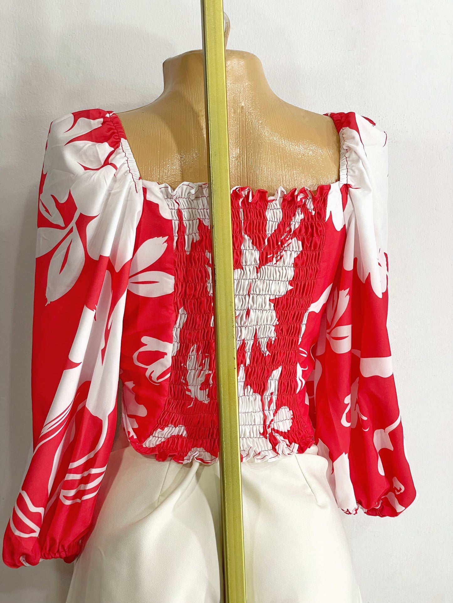 Blusa estampada fondo rojo