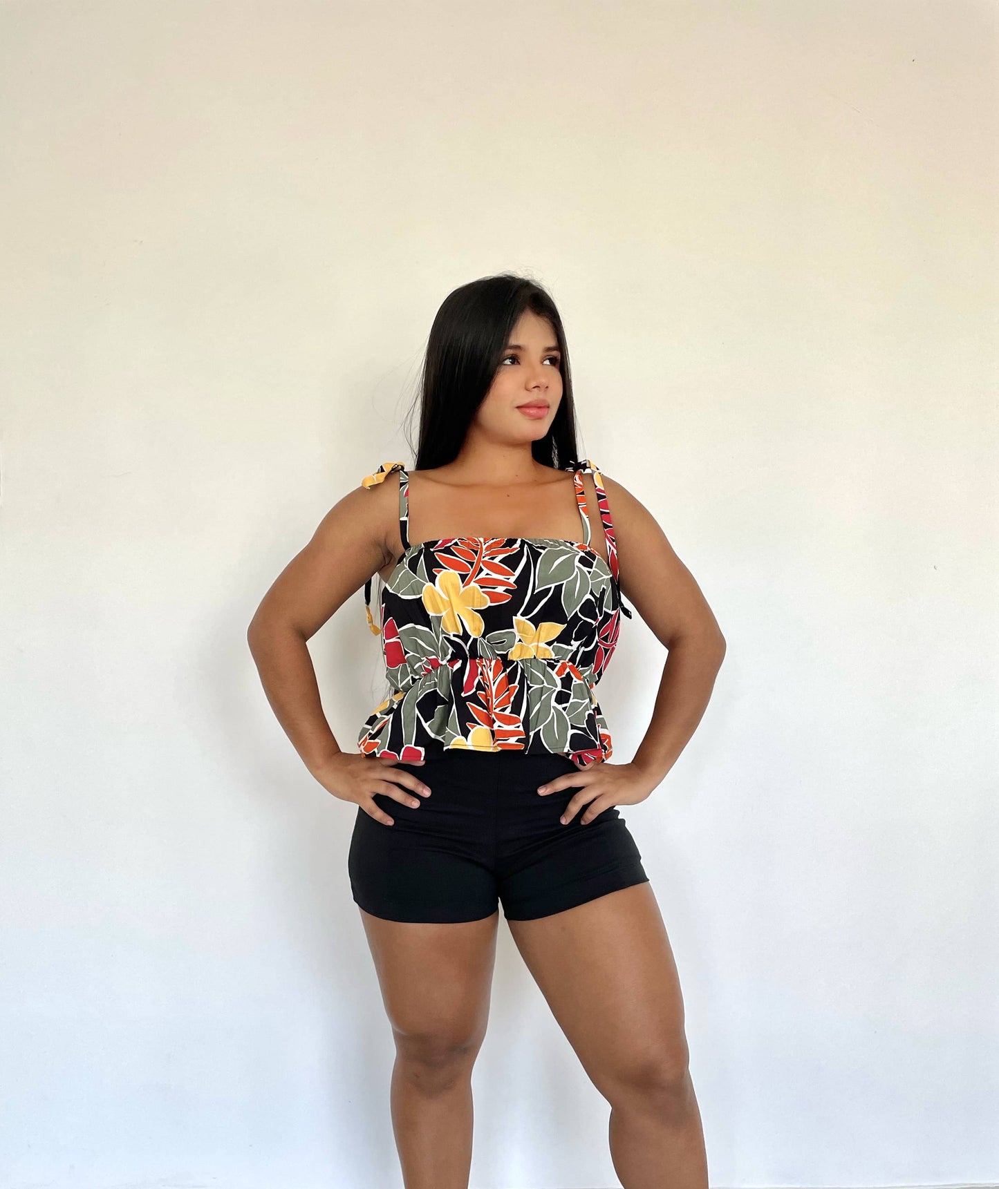 Blusa de flores fondo negro