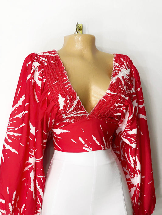 Blusa de mangas fondo rojo