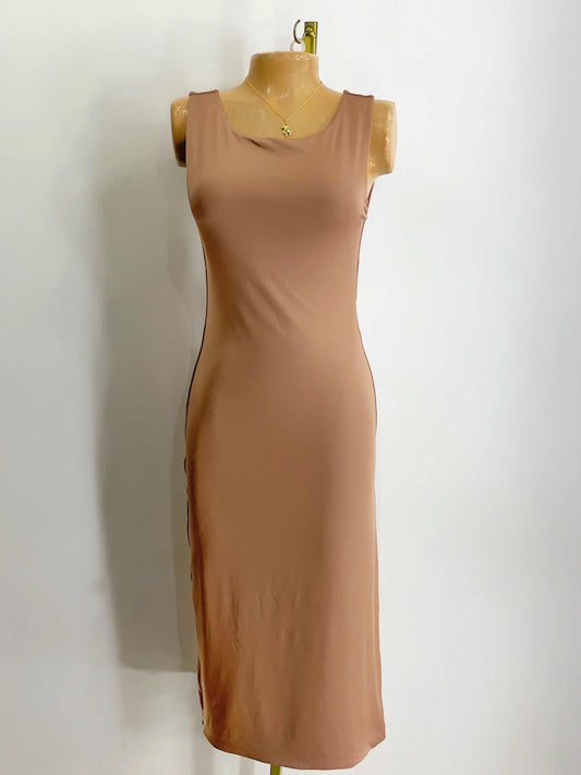 Vestido aberturas laterales nude