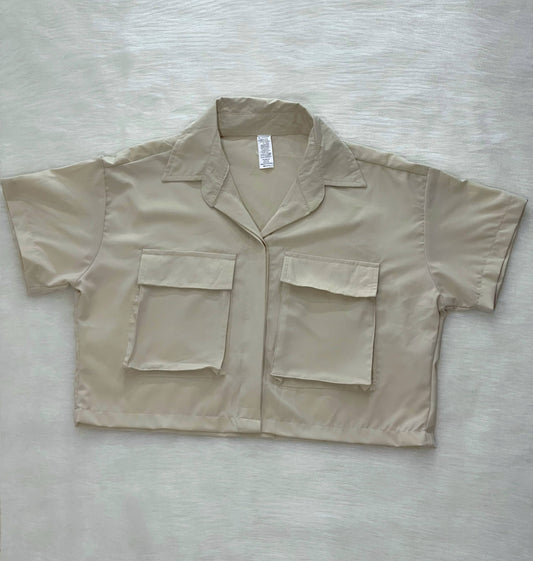 Camisa de bolsillos beige