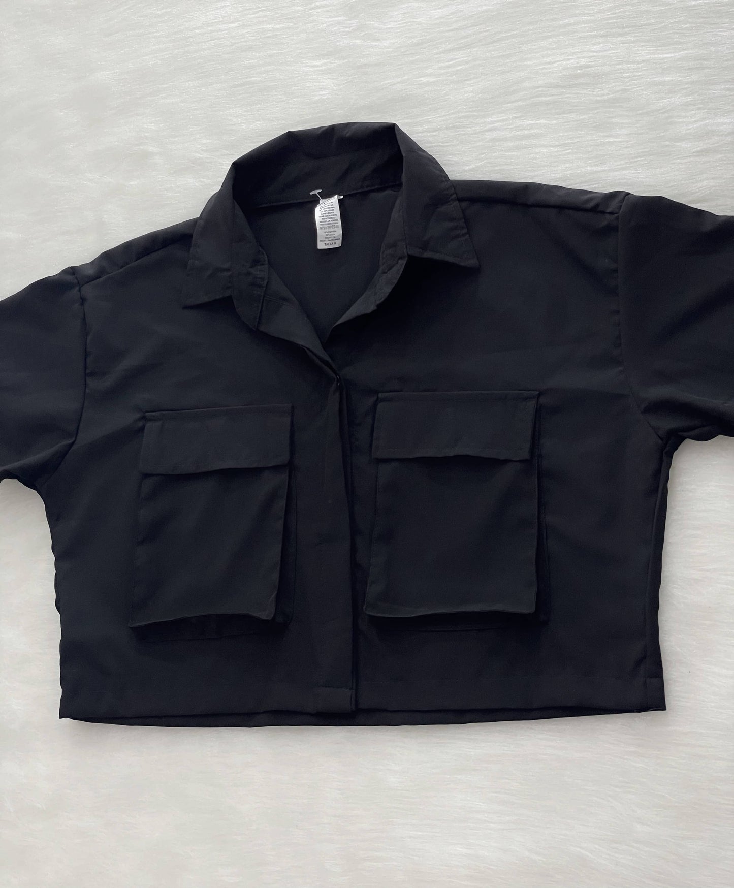 Camisa de bolsillos negra