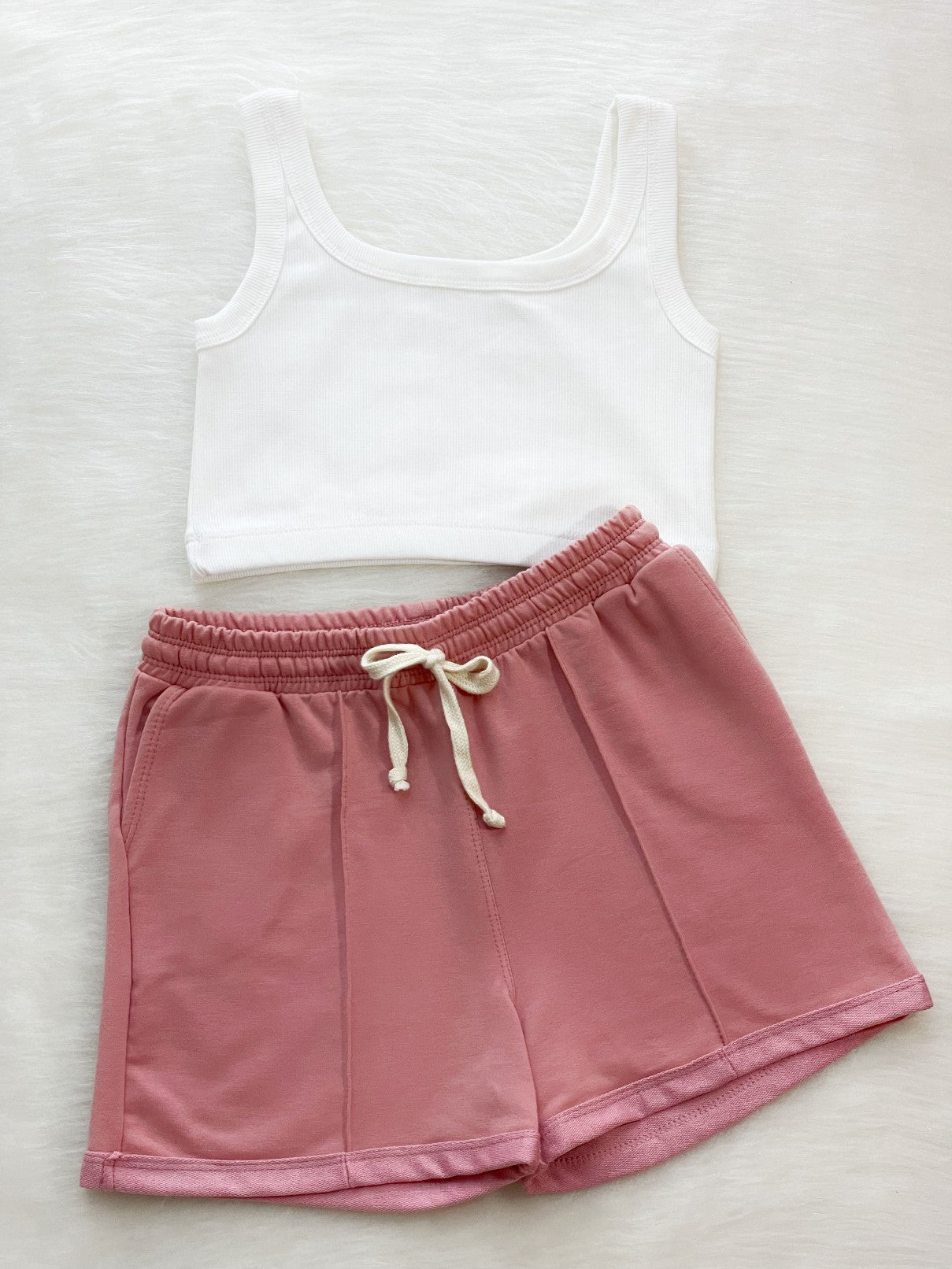 Set crop top + short blanco y guayaba