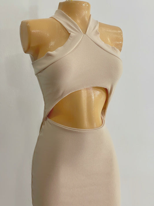 Vestido con abertura en el abdomen beige