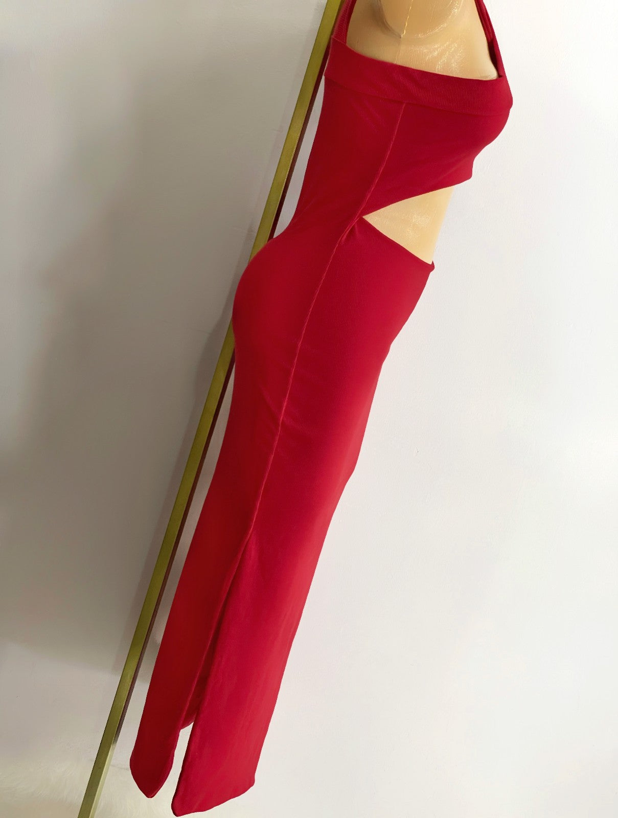 Vestido con abertura en el abdomen rojo