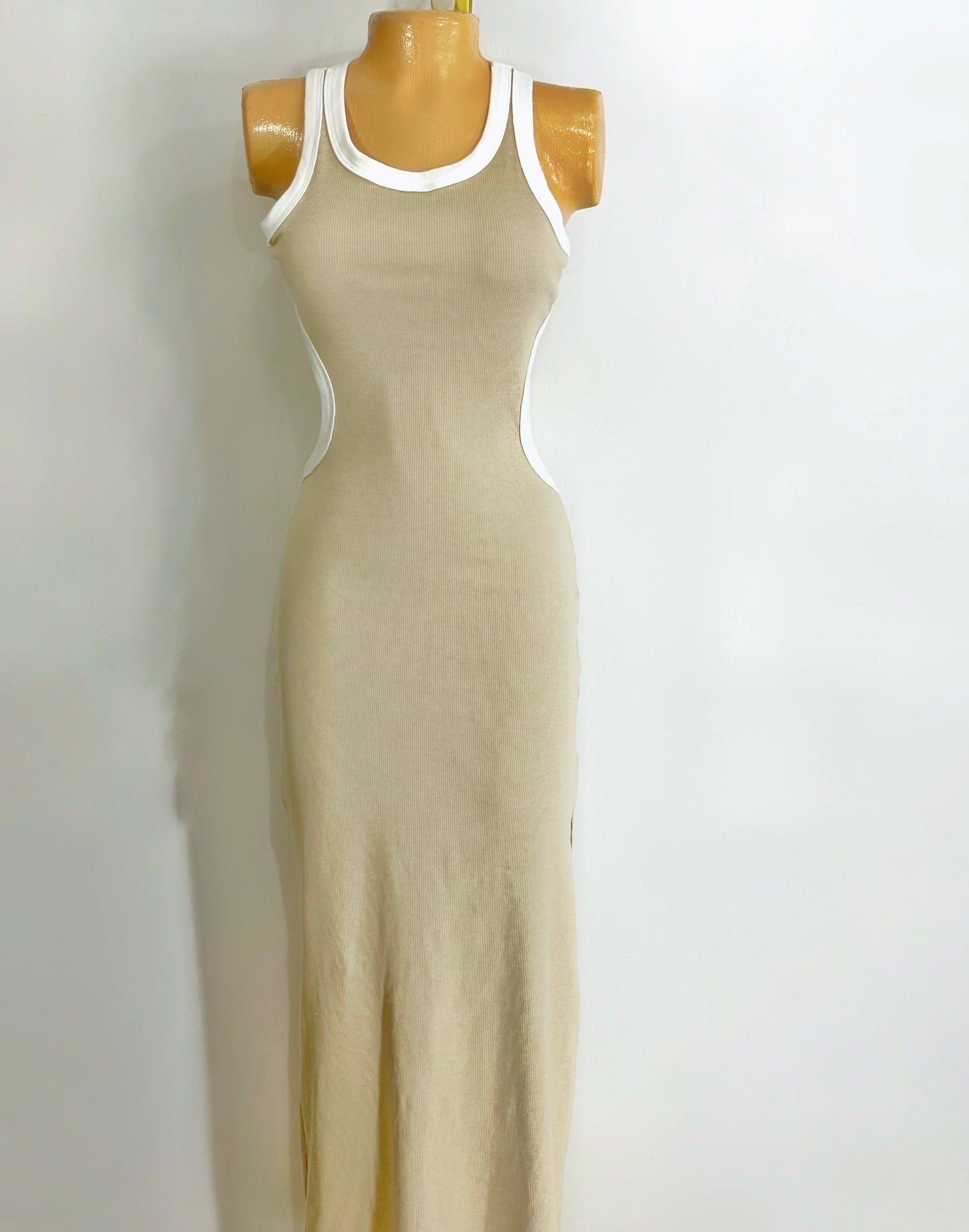 Vestido abertura espalda beige
