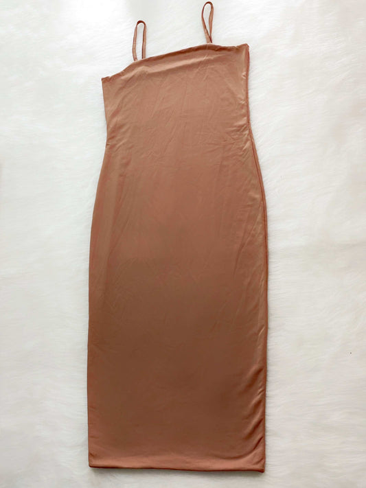 Vestido básico de tiras nude