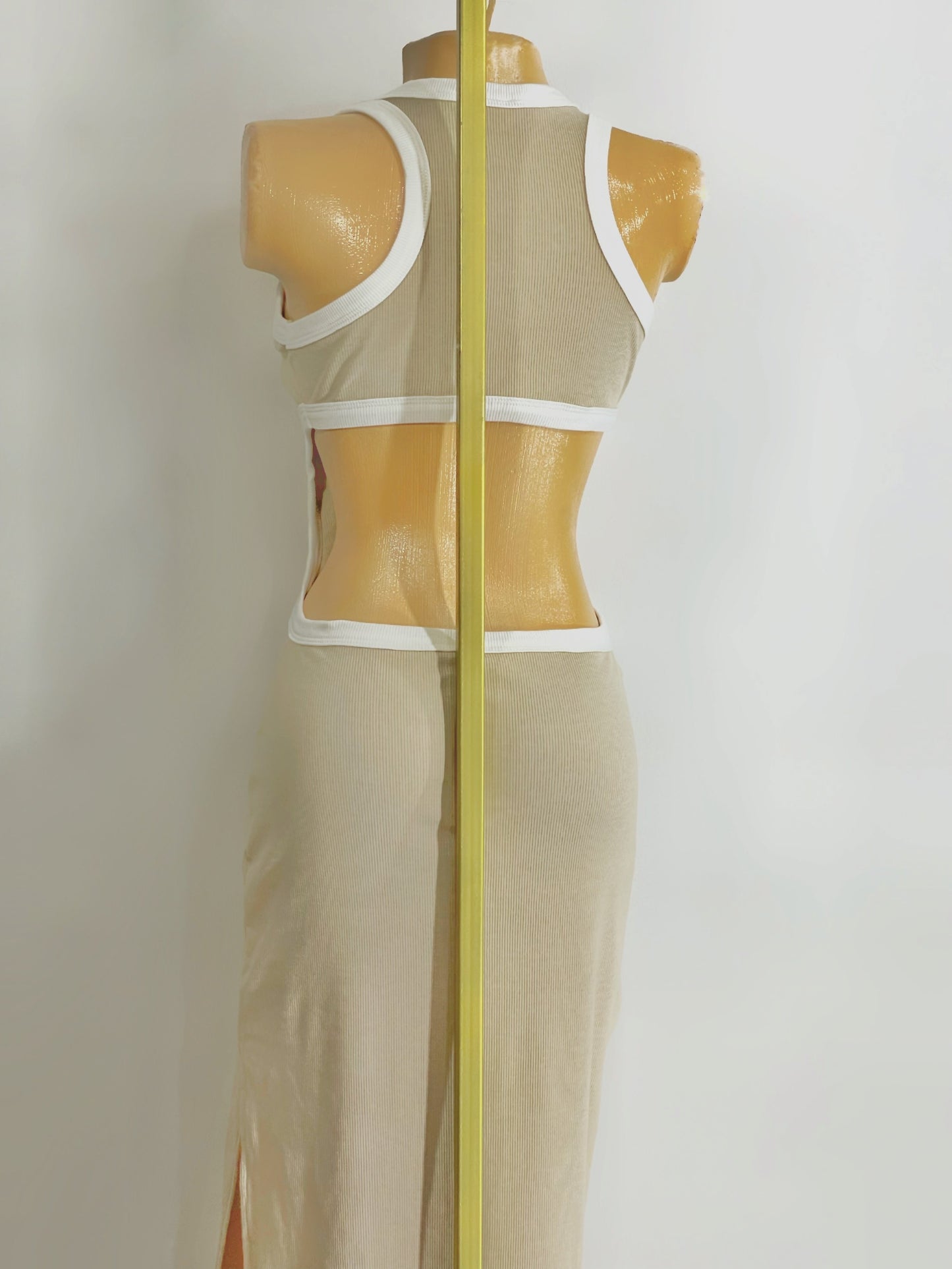 Vestido abertura espalda beige